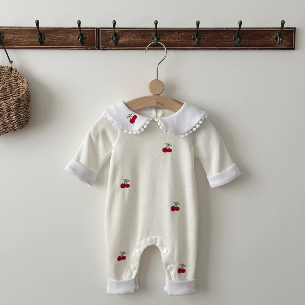Baby Nursery Embroidery - Süßer Kirsch-Stickerei-Baby-Strampler für Frühling und Herbst