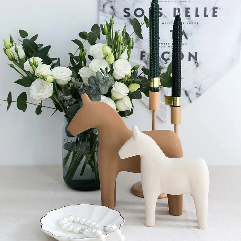 Nordische Holzpferde-Ornamente – Baby Nursery Table Bewertung und Preis